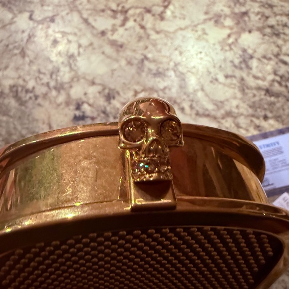 EXCELLENT McQueen Limited Edition MEGA Grail Skull Crossbody - Picture 2 of 9